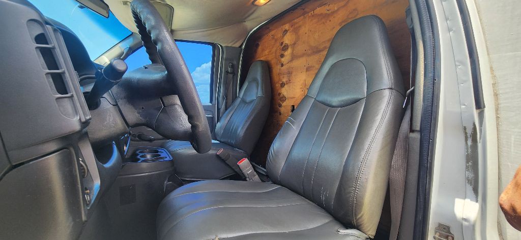 2005 Chevrolet Express Image 12