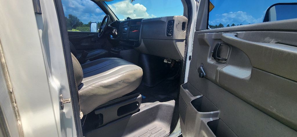 2005 Chevrolet Express Image 16