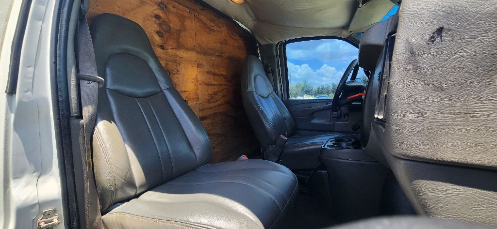 2005 Chevrolet Express Image 17