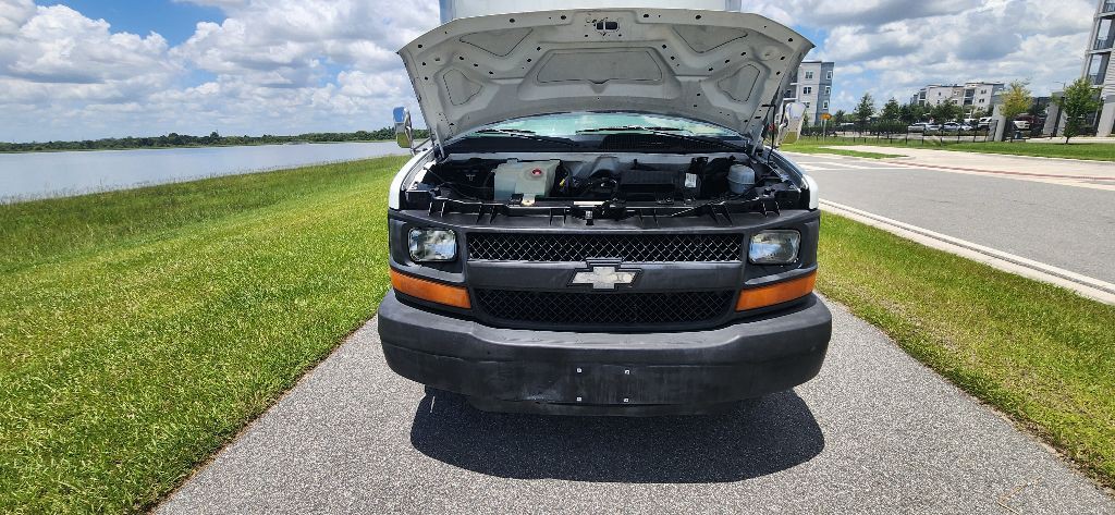 2005 Chevrolet Express Image 18