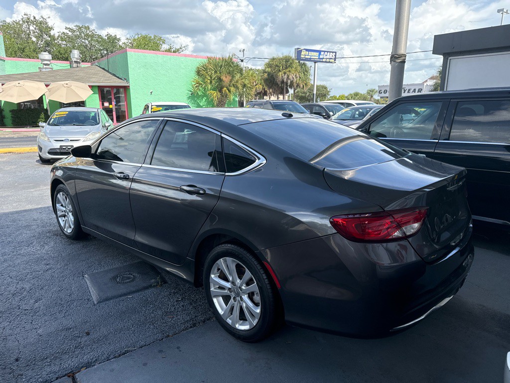 2015 Chrysler 200 Image 4