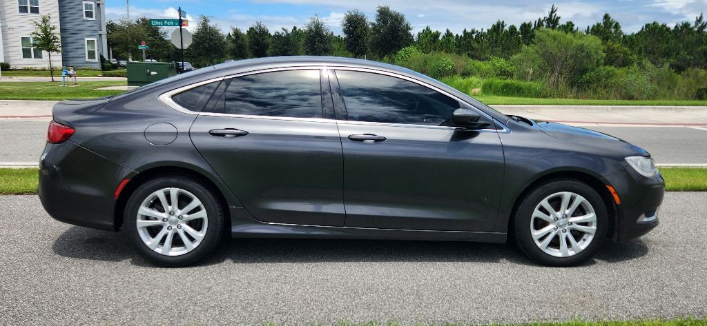 2015 Chrysler 200 Image 4