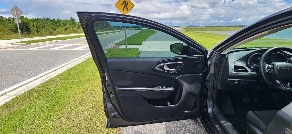 2015 Chrysler 200 Image 9