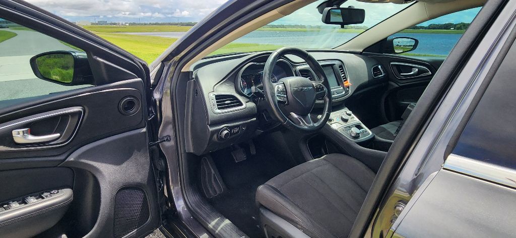 2015 Chrysler 200 Image 10