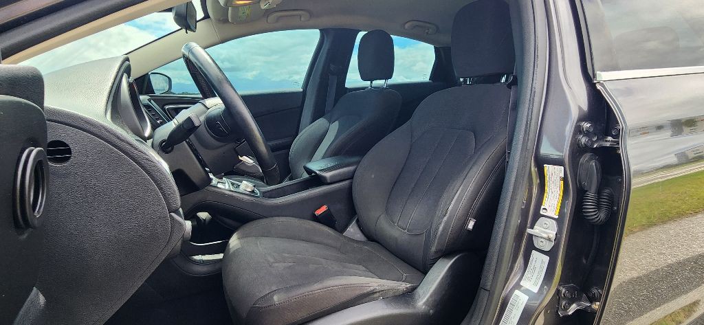 2015 Chrysler 200 Image 11