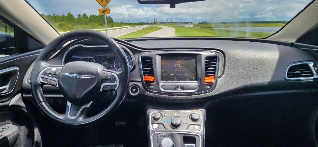 2015 Chrysler 200 Image 12