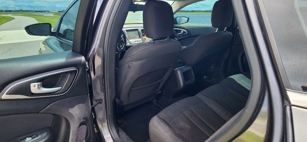 2015 Chrysler 200 Image 16