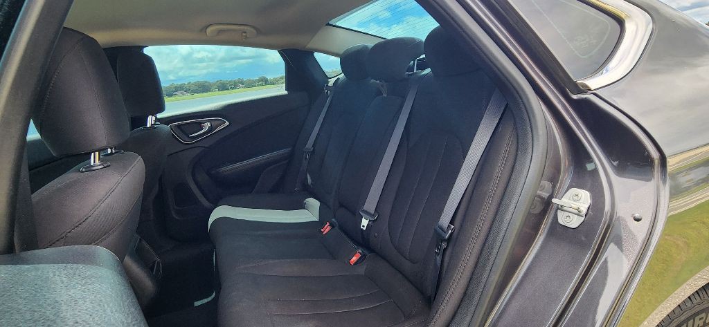 2015 Chrysler 200 Image 17