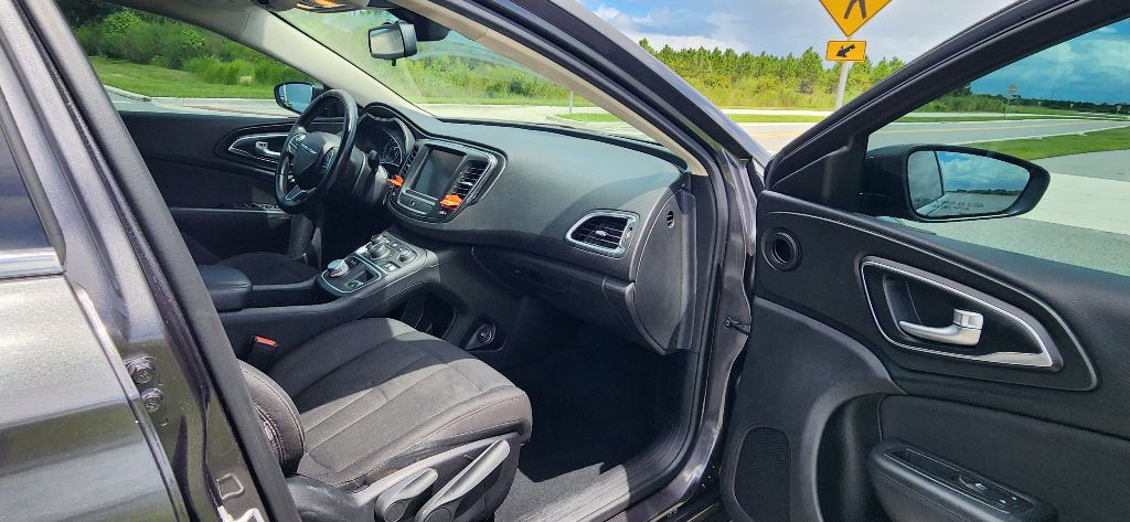 2015 Chrysler 200 Image 19