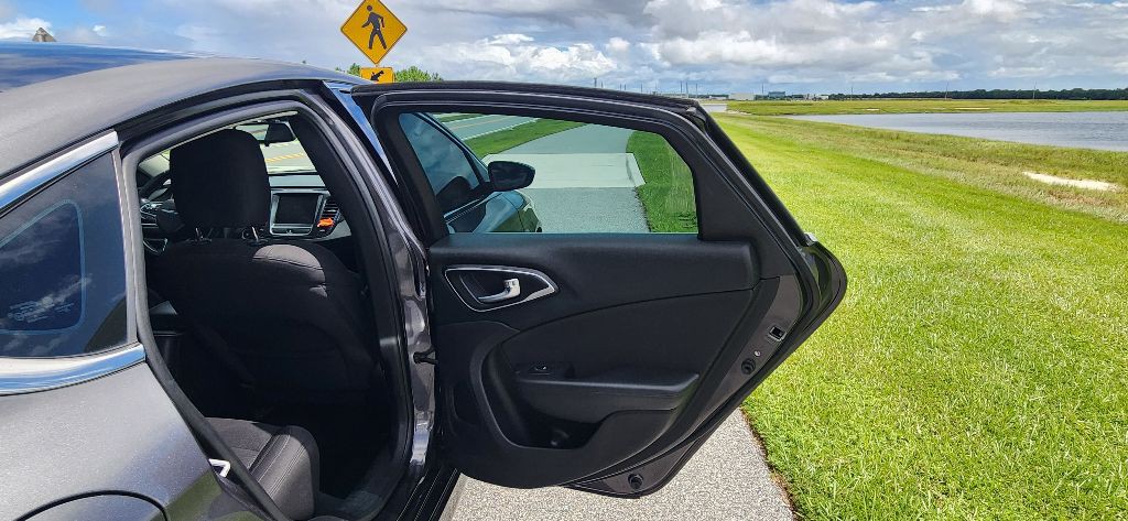 2015 Chrysler 200 Image 21
