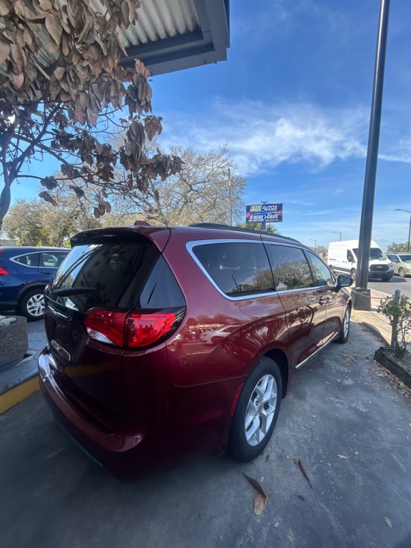 2017 Chrysler Pacifica Image 6