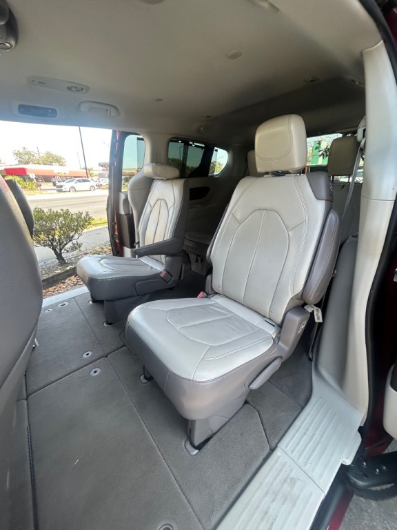 2017 Chrysler Pacifica Image 8