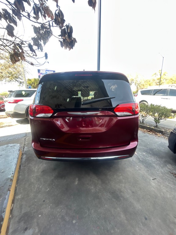 2017 Chrysler Pacifica Image 2