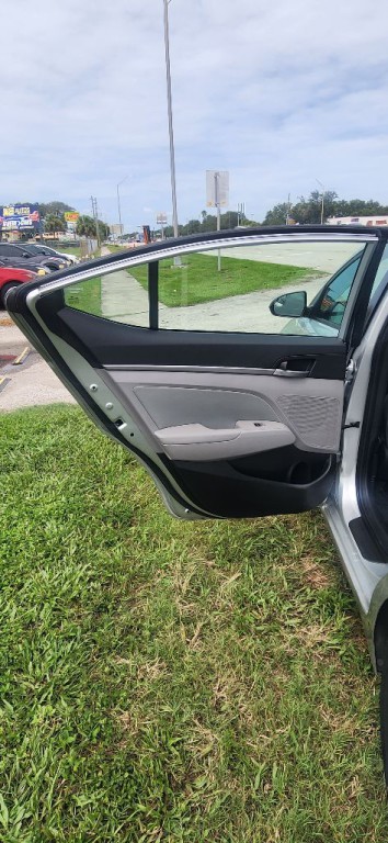 2017 Hyundai Elantra Image 11