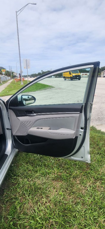 2017 Hyundai Elantra Image 14