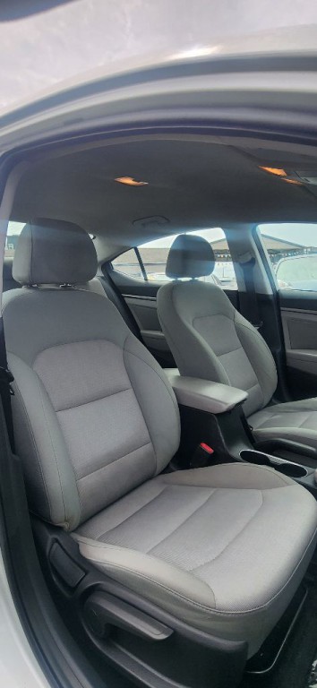 2017 Hyundai Elantra Image 16