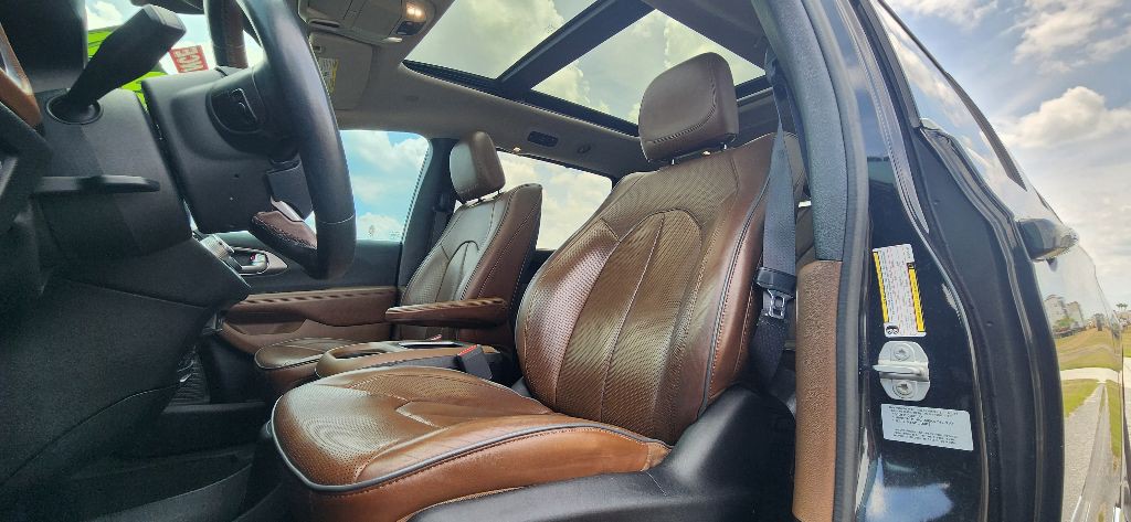 2017 Chrysler Pacifica Image 11