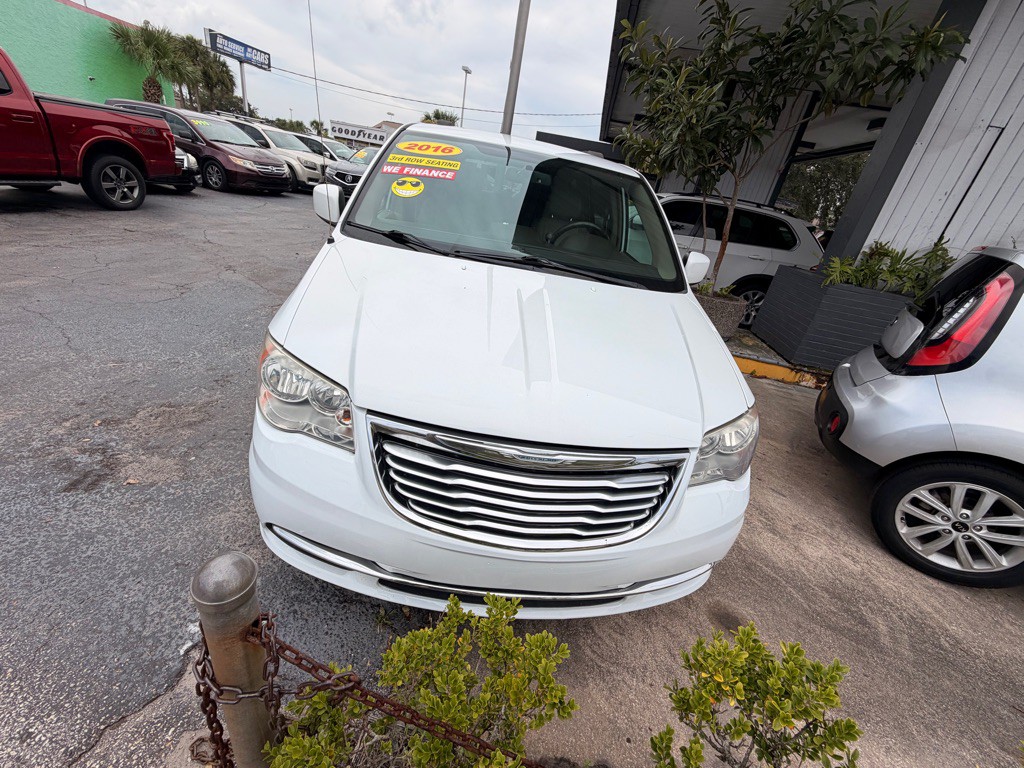2016 Chrysler Town & Country Image 1