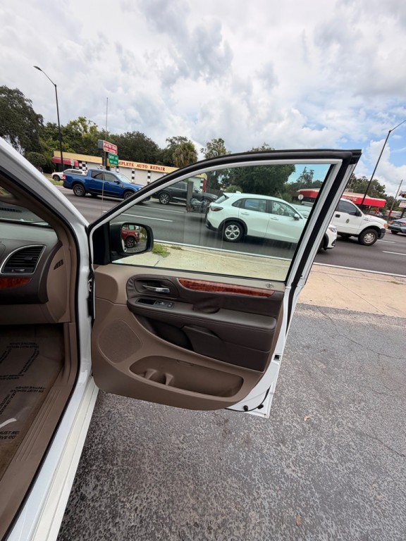 2016 Chrysler Town & Country Image 5