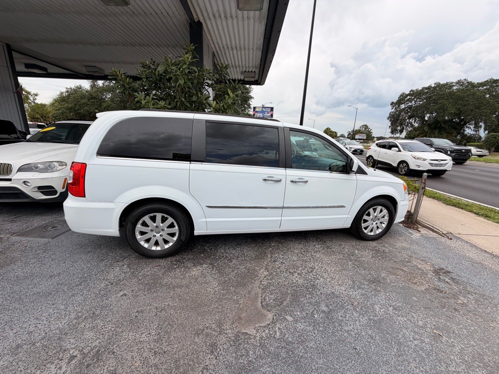 2016 Chrysler Town & Country Image 8