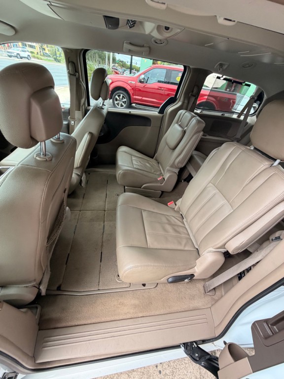 2016 Chrysler Town & Country Image 9