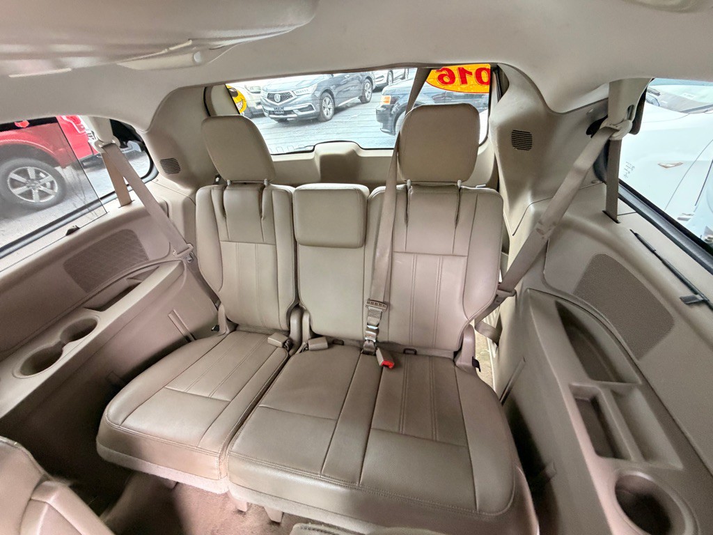 2016 Chrysler Town & Country Image 11