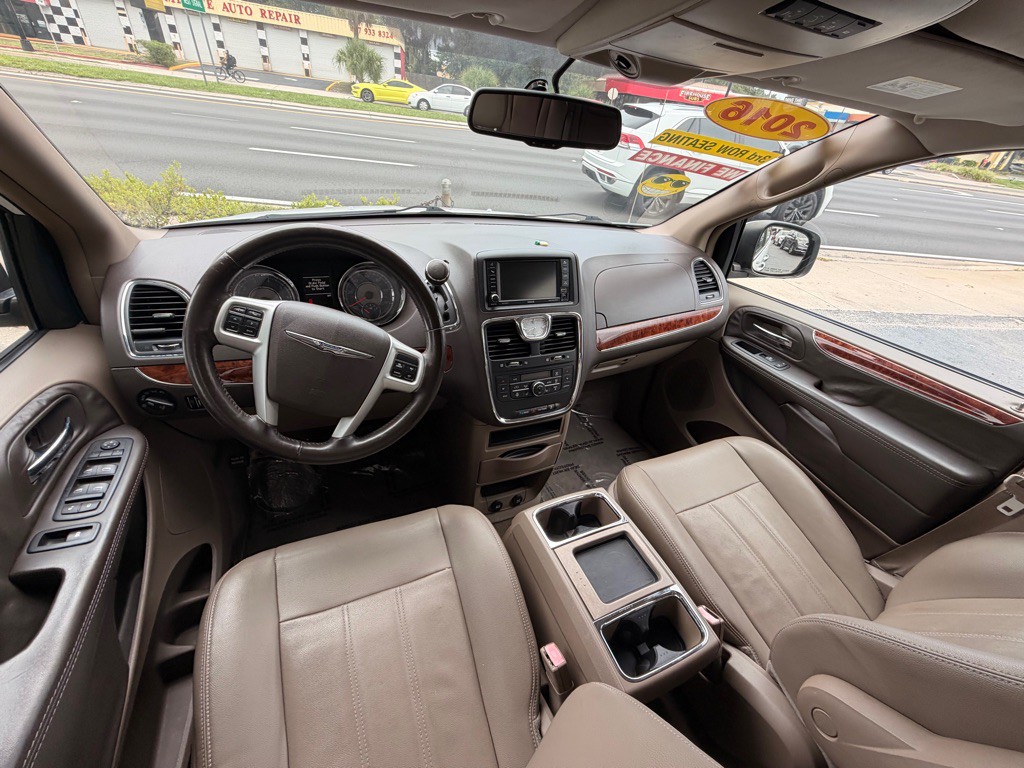 2016 Chrysler Town & Country Image 12