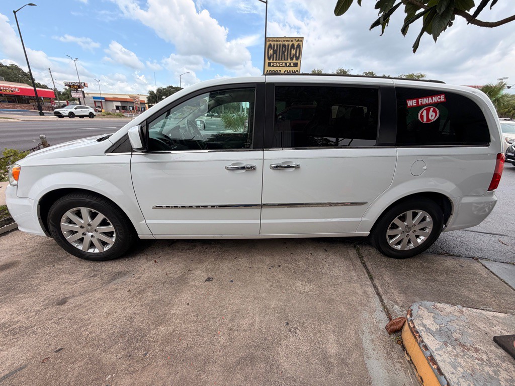 2016 Chrysler Town & Country Image 17