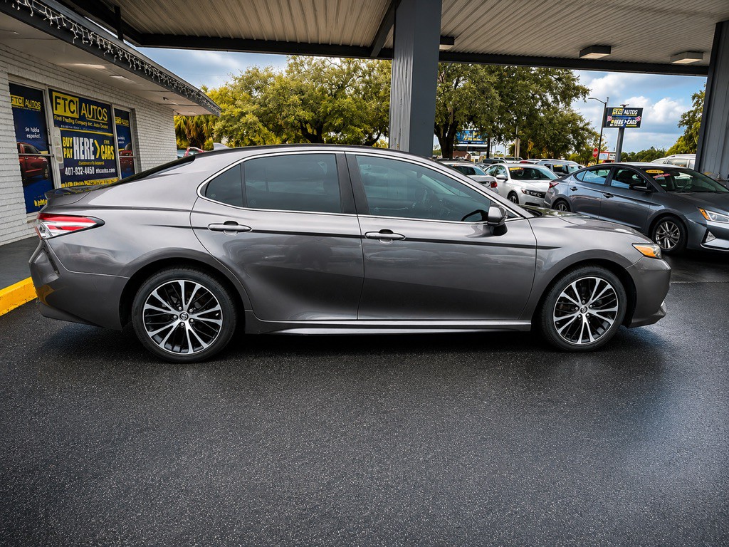 2019 Toyota Camry Image 2