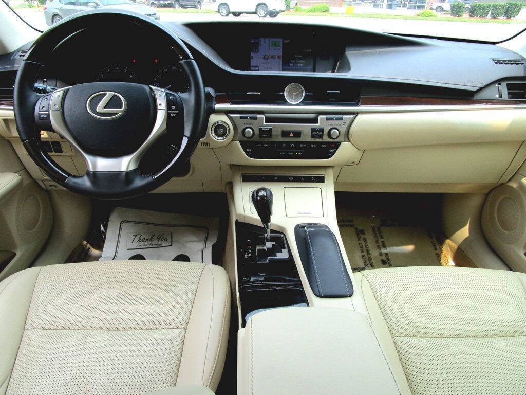 2013 Lexus ES 350 Image 2