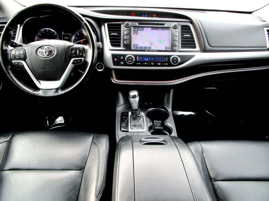 2018 Toyota Highlander Image 2