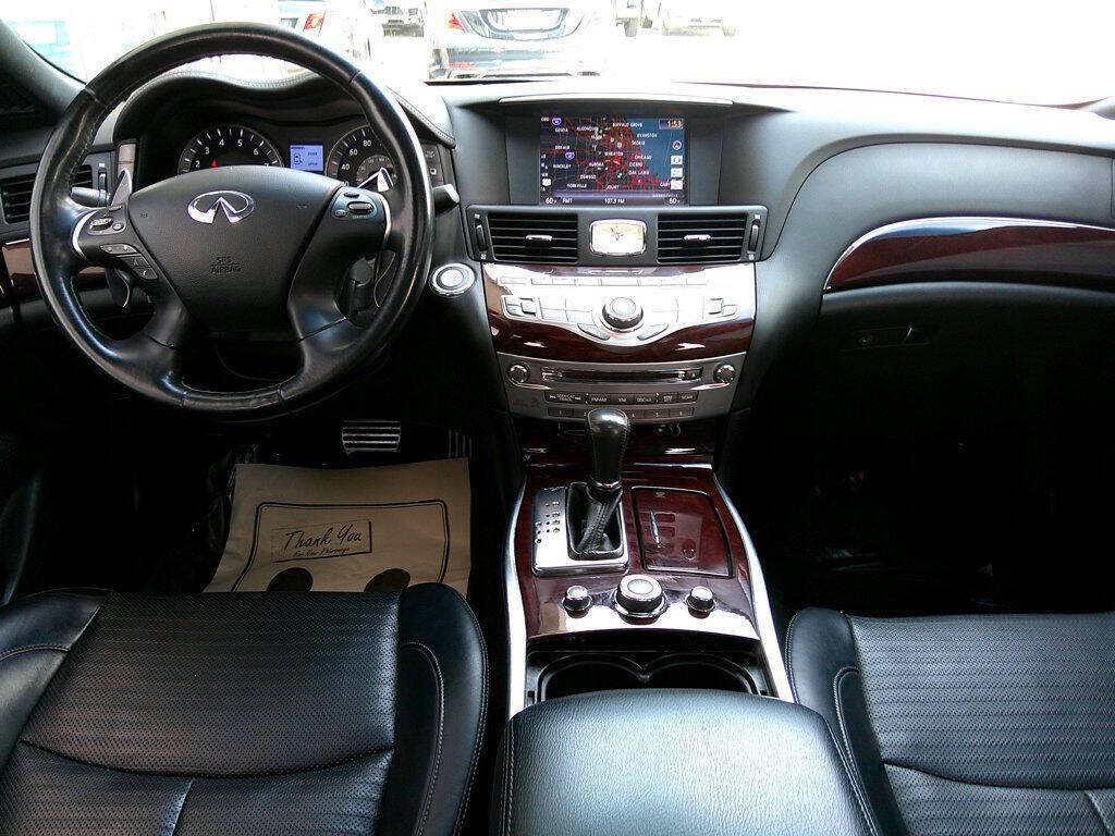 2017 INFINITI Q70 Image 2