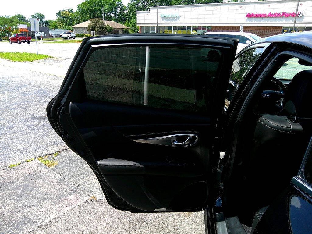2017 INFINITI Q70 Image 10