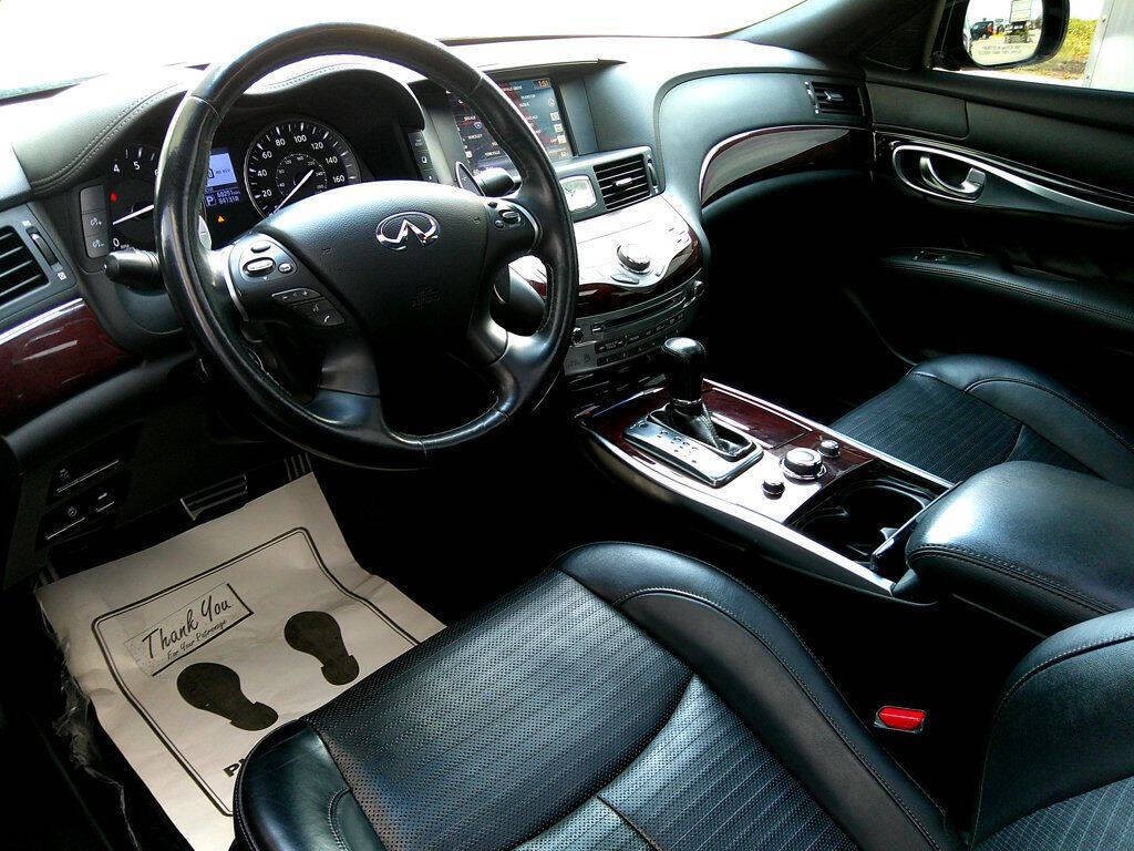 2017 INFINITI Q70 Image 12