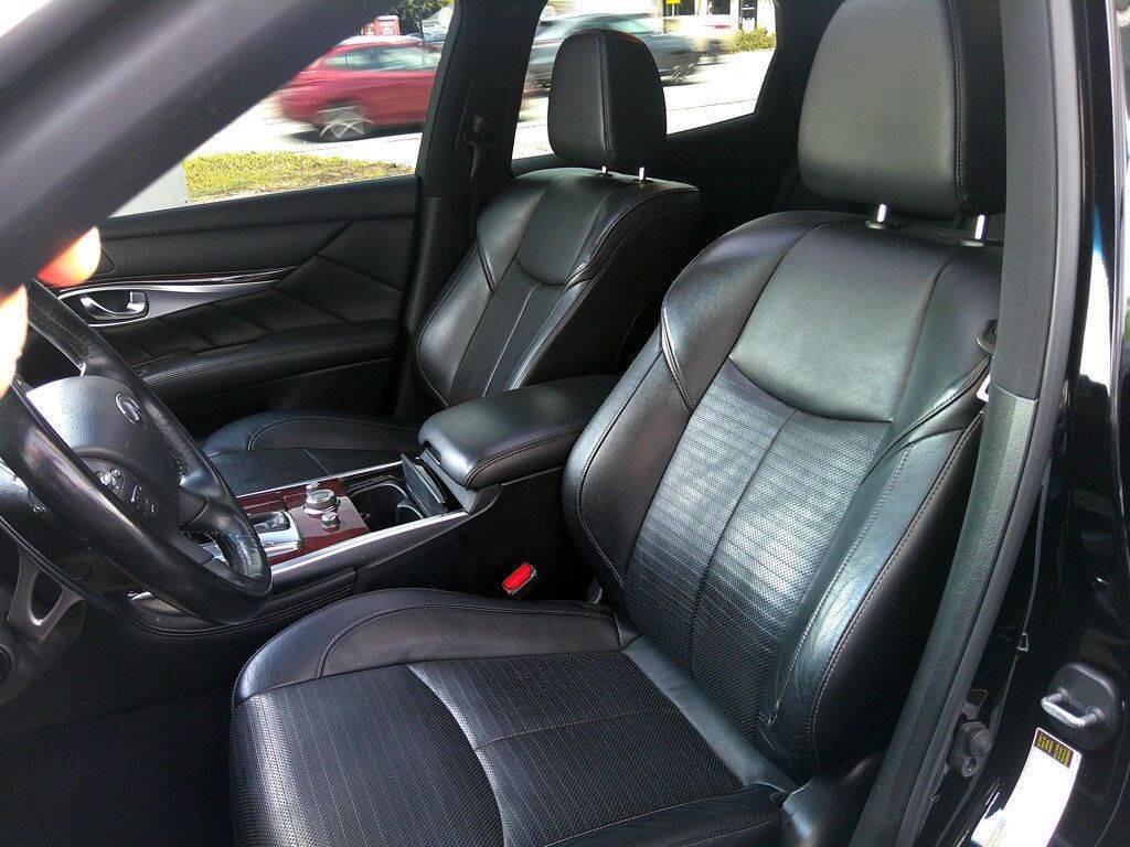 2017 INFINITI Q70 Image 13