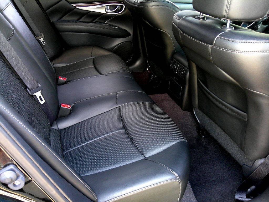 2017 INFINITI Q70 Image 16