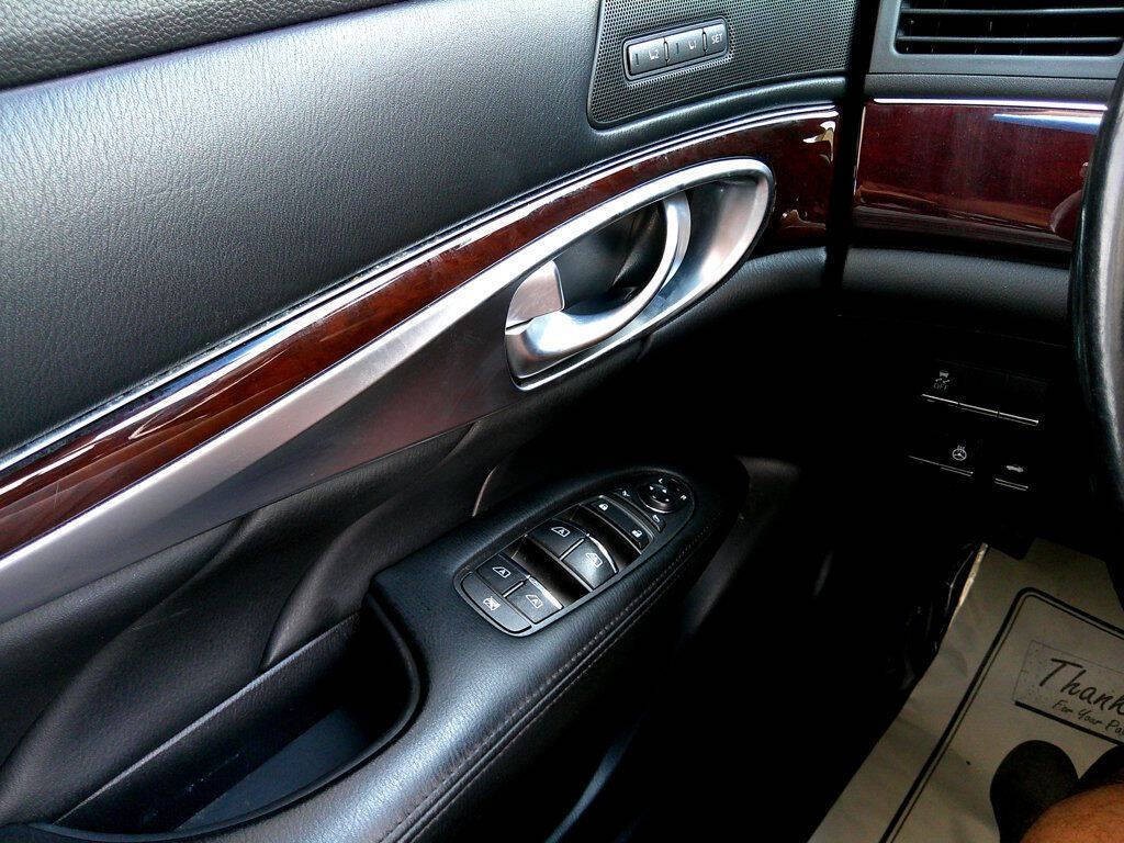 2017 INFINITI Q70 Image 24