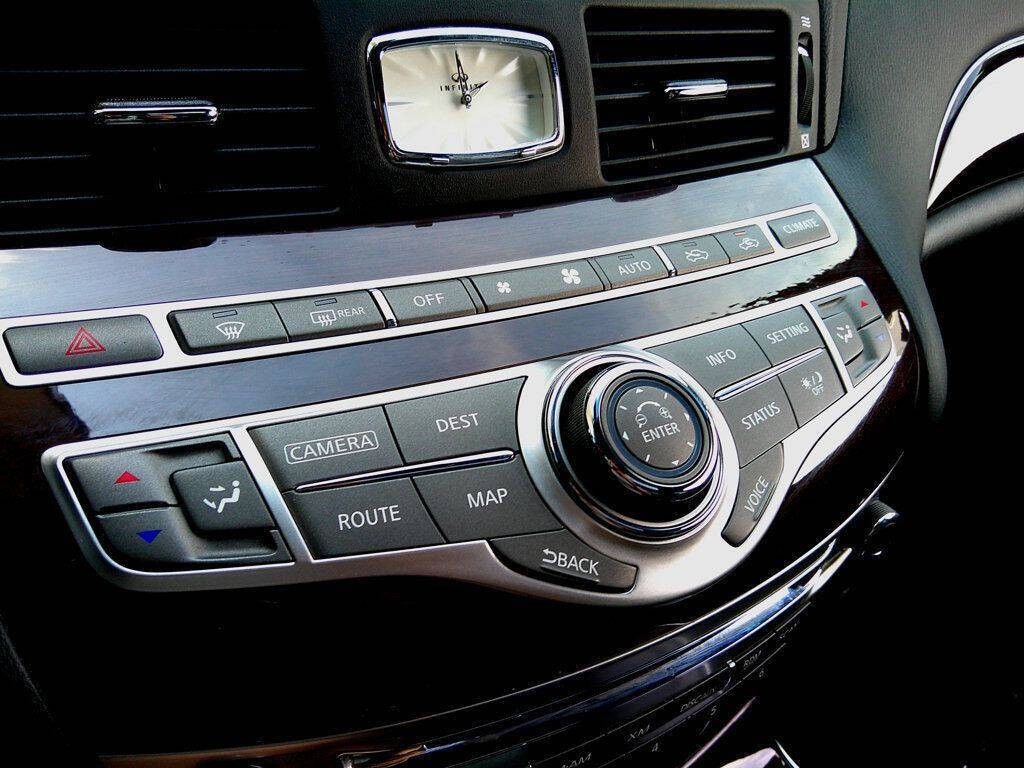 2017 INFINITI Q70 Image 25