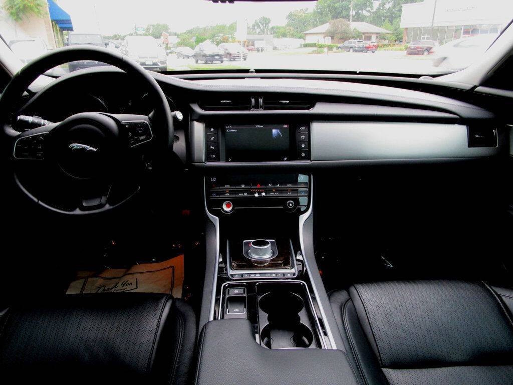 2016 Jaguar XF Image 2