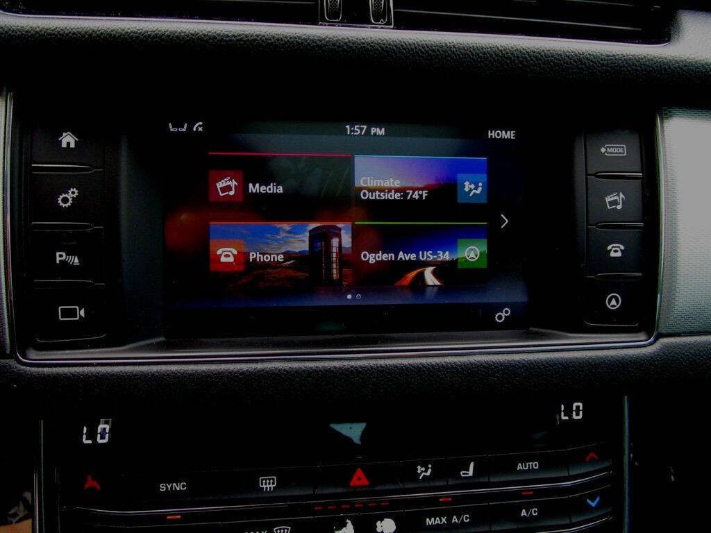 2016 Jaguar XF Image 3