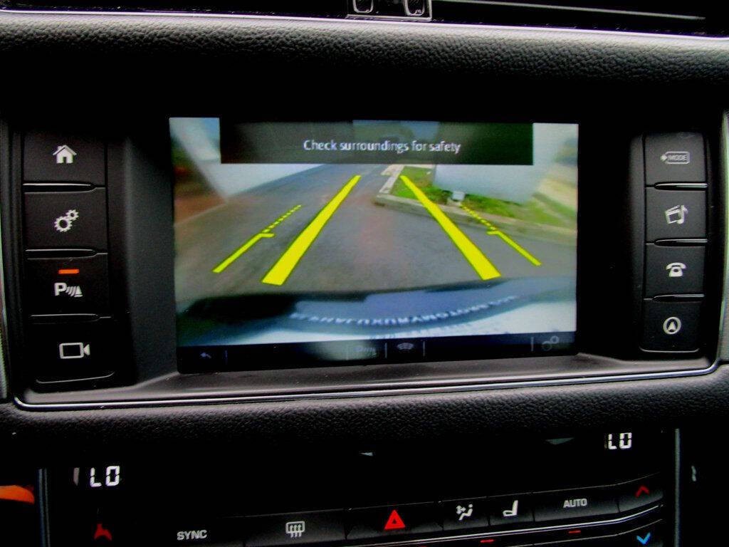 2016 Jaguar XF Image 4