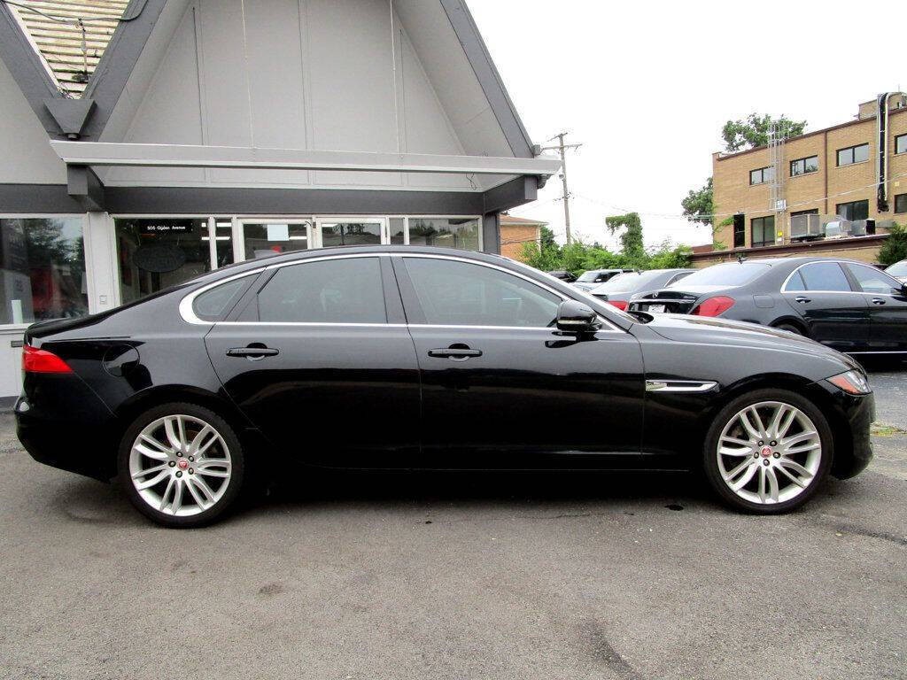 2016 Jaguar XF Image 11