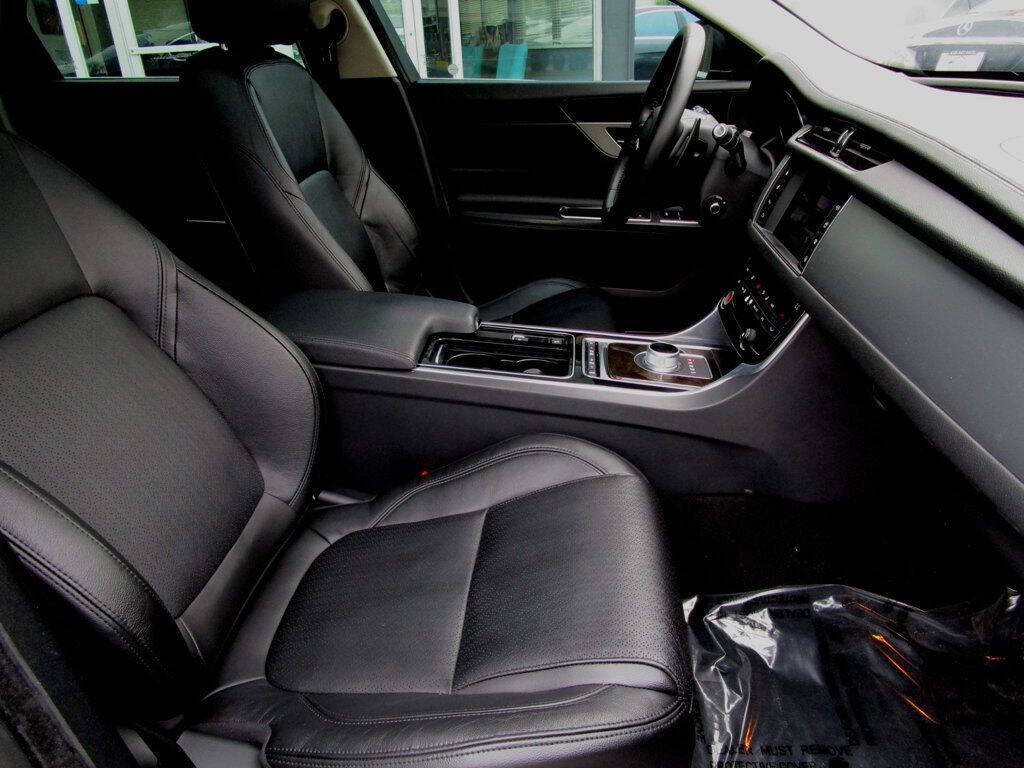 2016 Jaguar XF Image 14