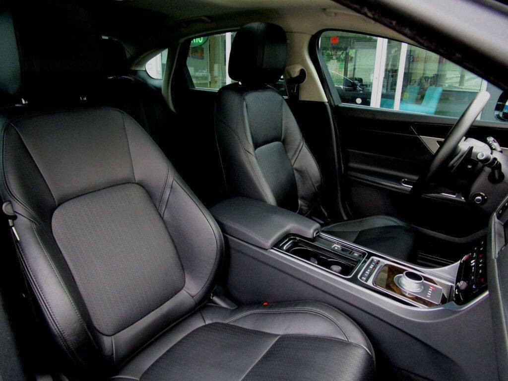 2016 Jaguar XF Image 15