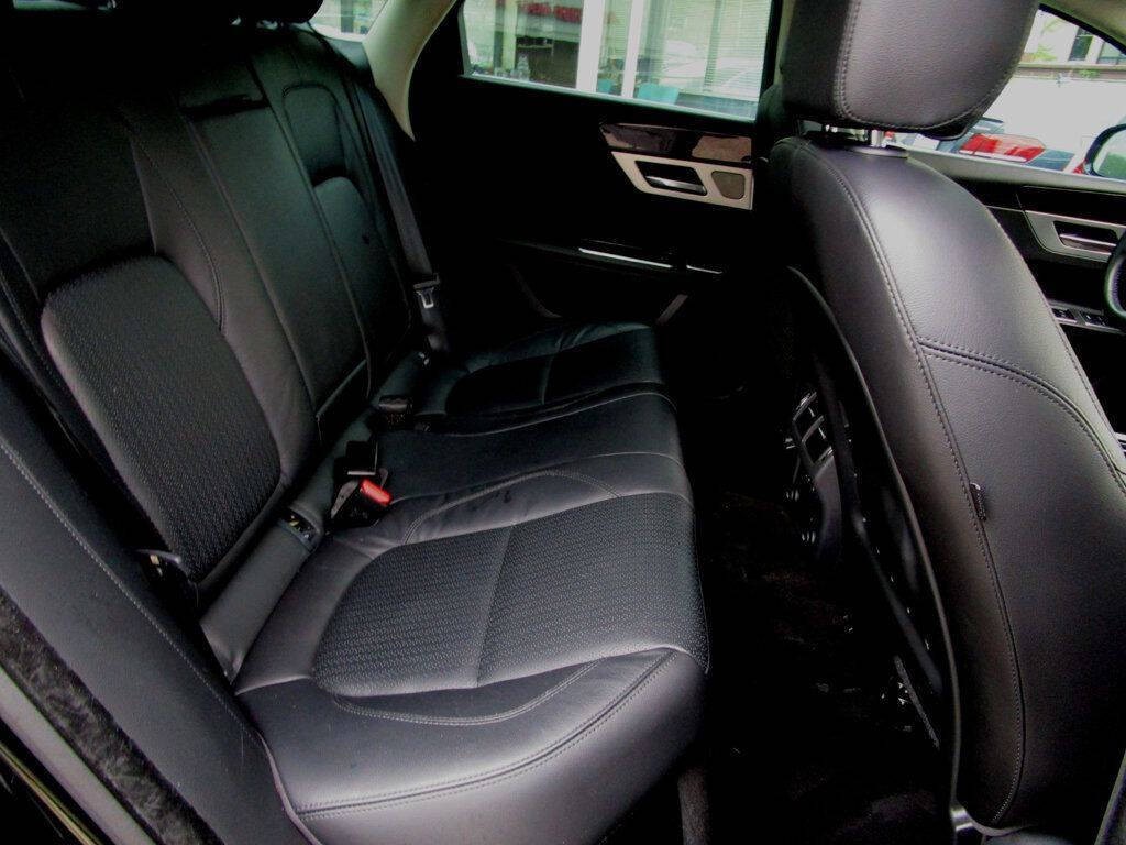 2016 Jaguar XF Image 17