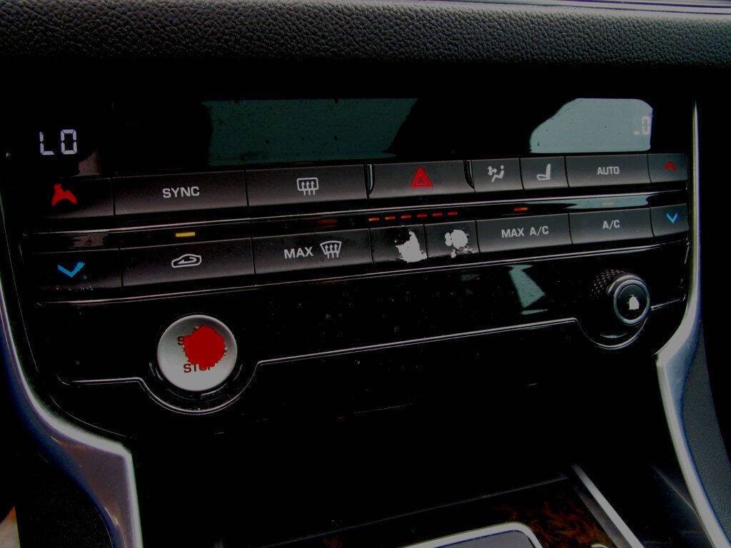 2016 Jaguar XF Image 19