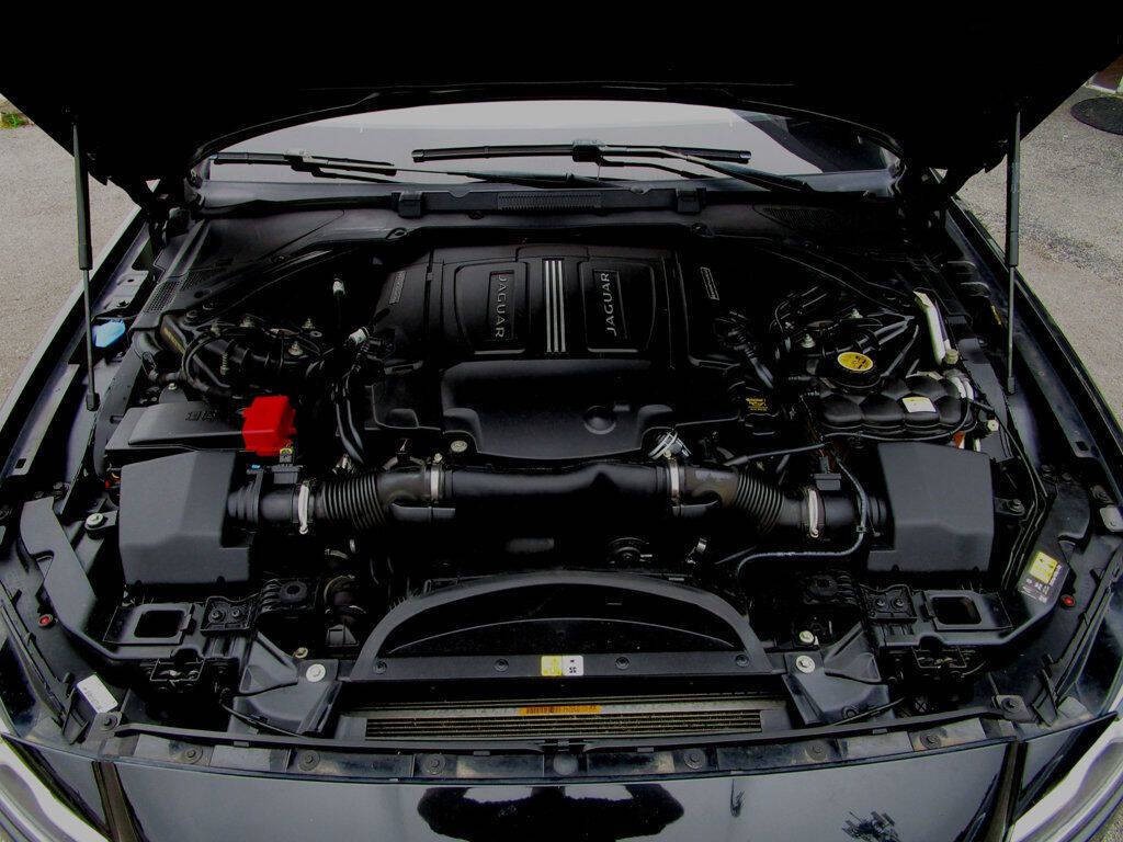2016 Jaguar XF Image 30