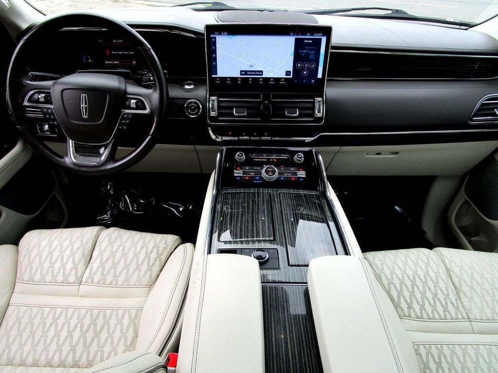 2022 Lincoln Navigator Image 2