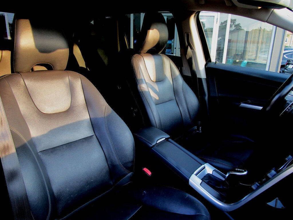 2015 Volvo XC60 Image 14