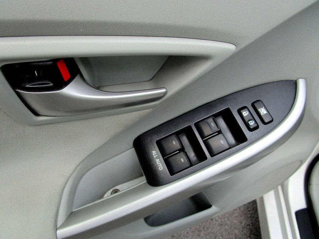 2014 Toyota Prius Image 25